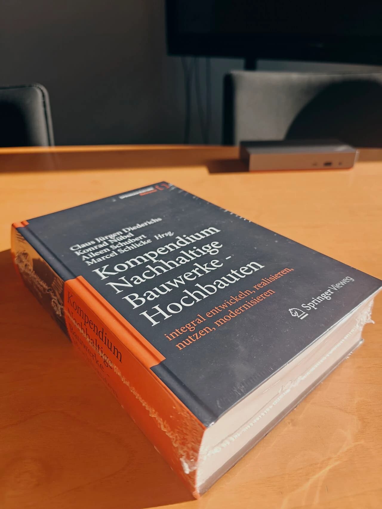 Nun als eBook und Druckversion verfügbar: Kompendium Nachhaltige Bauwerke - Hochbauten